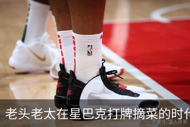 老头老太在星巴克打牌摘菜的时代结束！“消费入座”新规后大厅空了