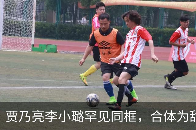 贾乃亮李小璐罕见同框，合体为甜馨庆祝14岁生日，甜馨模样变化好大